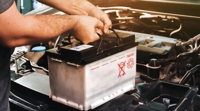 Auto Mechanic replacing battery_wp Auto Mechanic replacing battery_wp